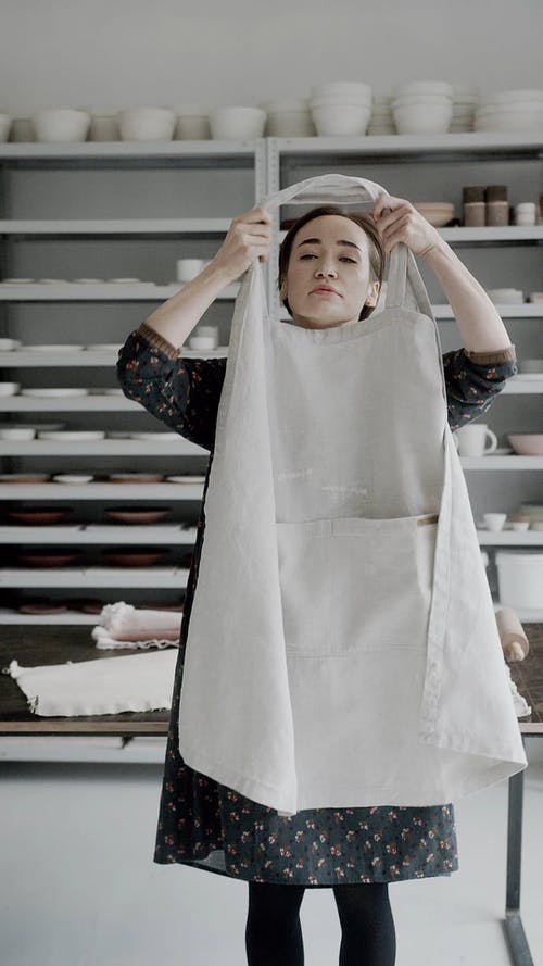 有关围裙, 垂直视频, 女人的免费素材视频