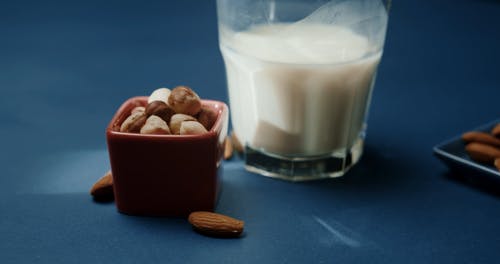 有关一杯牛奶, 健康, 坚果的免费素材视频