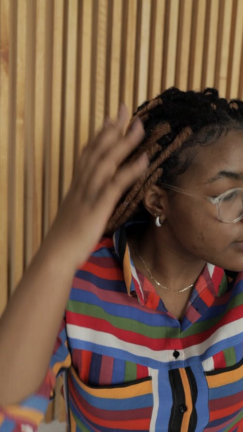 有关在家, 垂直视频, 年轻女子的免费素材视频