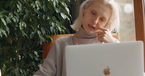 有关MacBook, 女人, 室内的免费素材视频