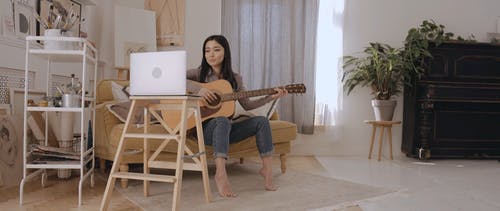 有关吉他, 女人, 室内设计的免费素材视频