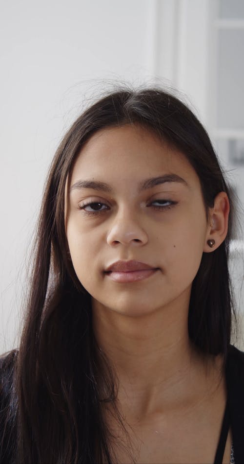 有关倾听, 咖啡色头发的女人, 垂直视频的免费素材视频