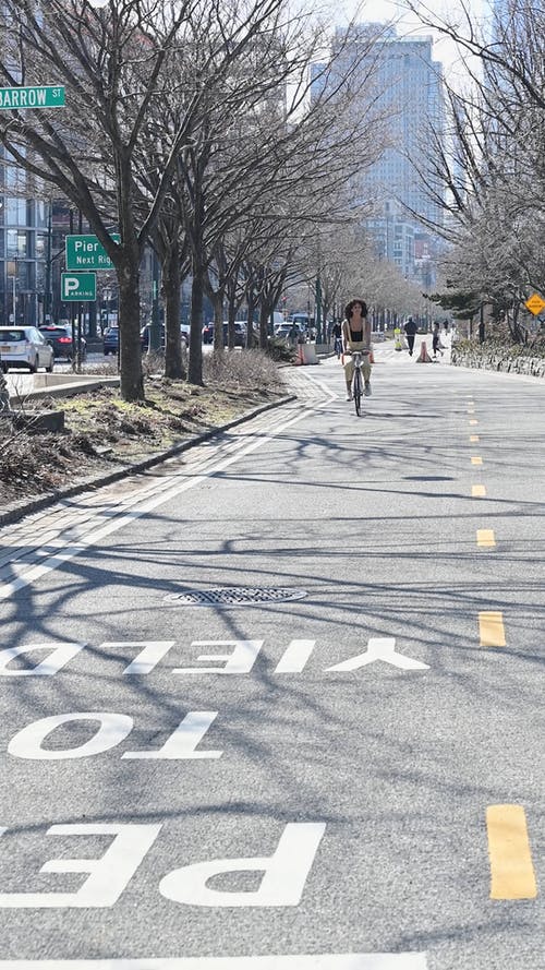 有关交通标识, 公路自行车, 女人的免费素材视频