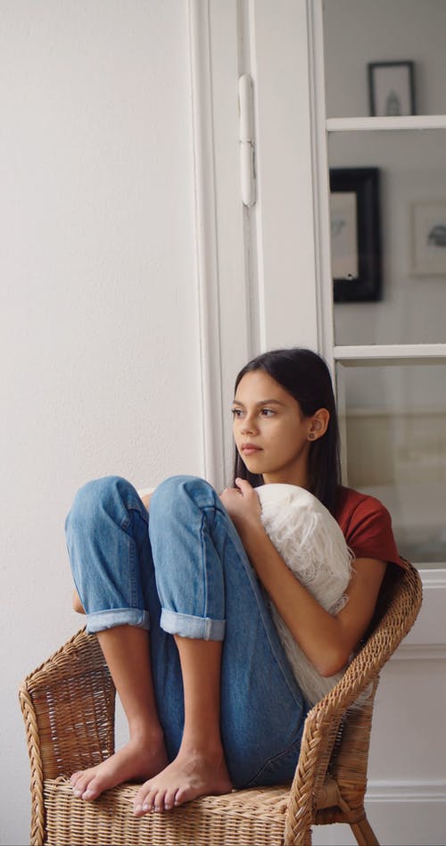 有关咖啡色头发的女人, 在家, 坐的免费素材视频