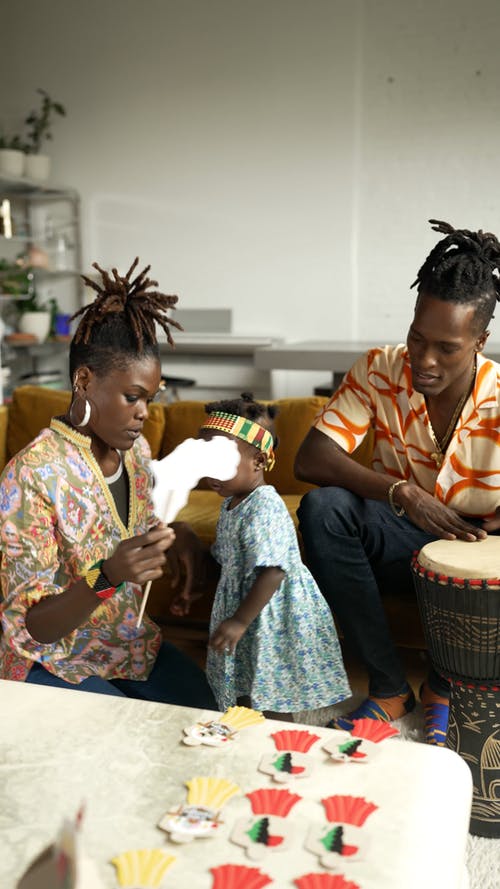 庆祝宽扎节的一家人 · 免费素材视频