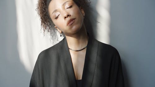 有关工作室拍摄, 年轻女子, 微笑的免费素材视频