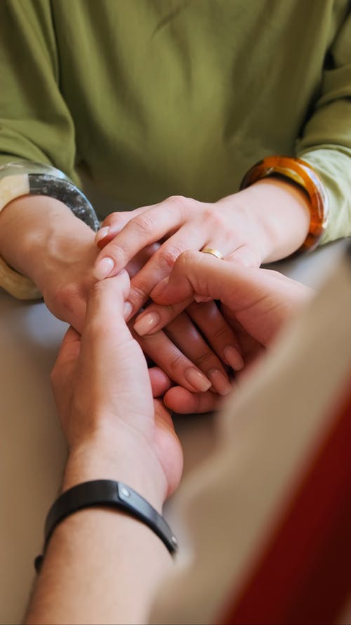 有关坐, 垂直视频, 室内的免费素材视频