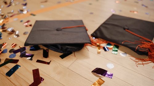 有关五彩纸屑, 地板, 大学的免费素材视频