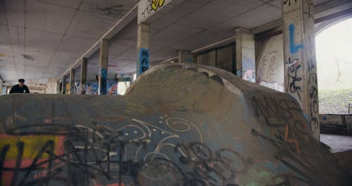 有关单车骑士, 涂鸦, 废弃的建筑的免费素材视频