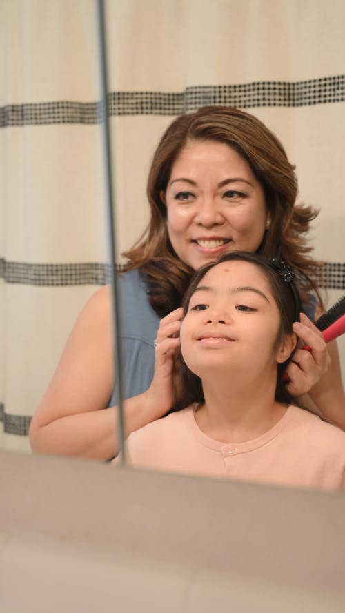 有关一起, 刷牙, 反射的免费素材视频