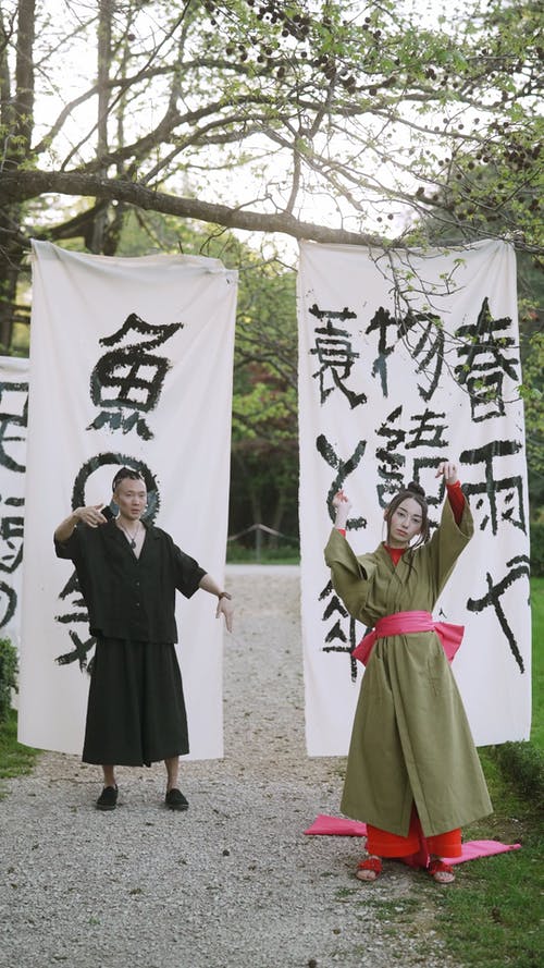 有关一对, 传统服装, 公园的免费素材视频