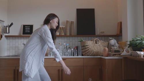 有关切菜板, 在家, 塑料瓶的免费素材视频