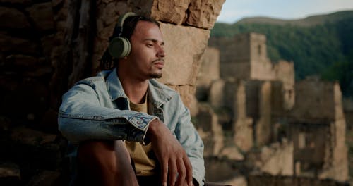 有关人, 听音乐, 坐的免费素材视频