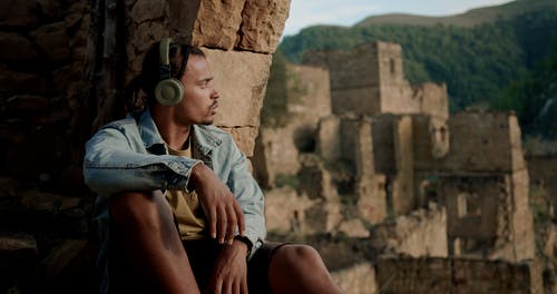 有关人, 听音乐, 坐的免费素材视频