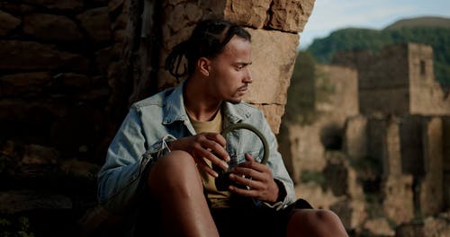 有关听音乐, 坐, 纵向的免费素材视频