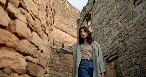 有关女人, 废墟, 建筑的免费素材视频