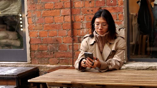 有关冷, 大衣, 女人的免费素材视频