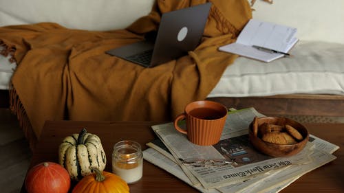 有关咖啡桌, 喝, 报纸的免费素材视频