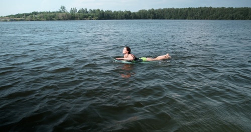 有关坐,女人,水的免费素材视频