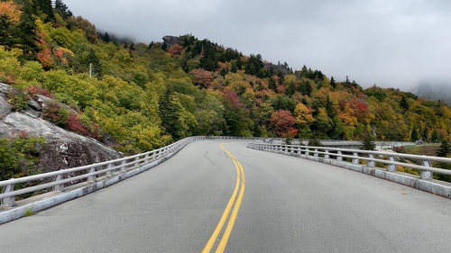 有关公路旅行,山区,树木的免费素材视频