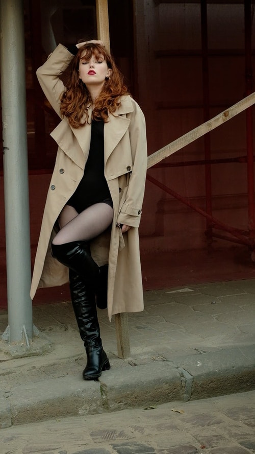 有关垂直拍摄,大衣,女人的免费素材视频