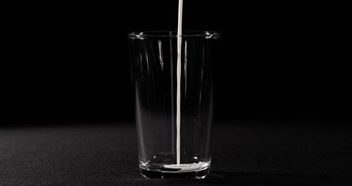 有关傾注, 喝, 牛奶的免费素材视频