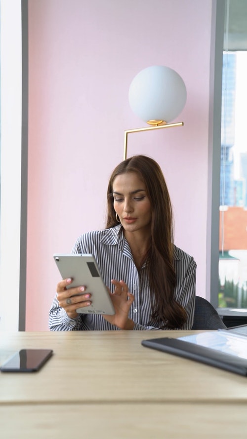 有关上班族,业务关系,使用平板电脑的免费素材视频