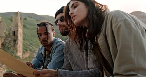 有关一小群人, 冒险, 地图的免费素材视频