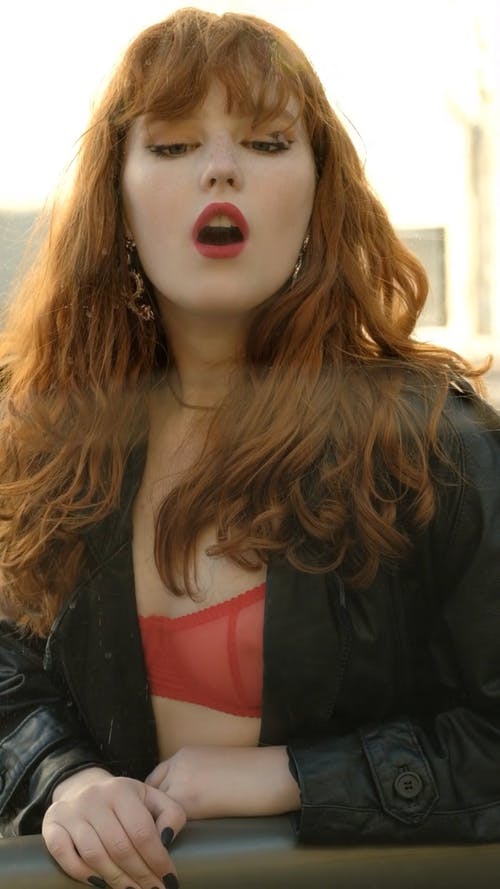 有关吹, 垂直视频, 女人的免费素材视频