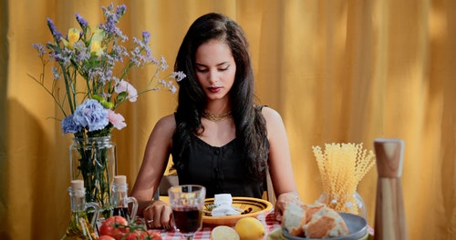 有关人,嘴唇,坐的免费素材视频