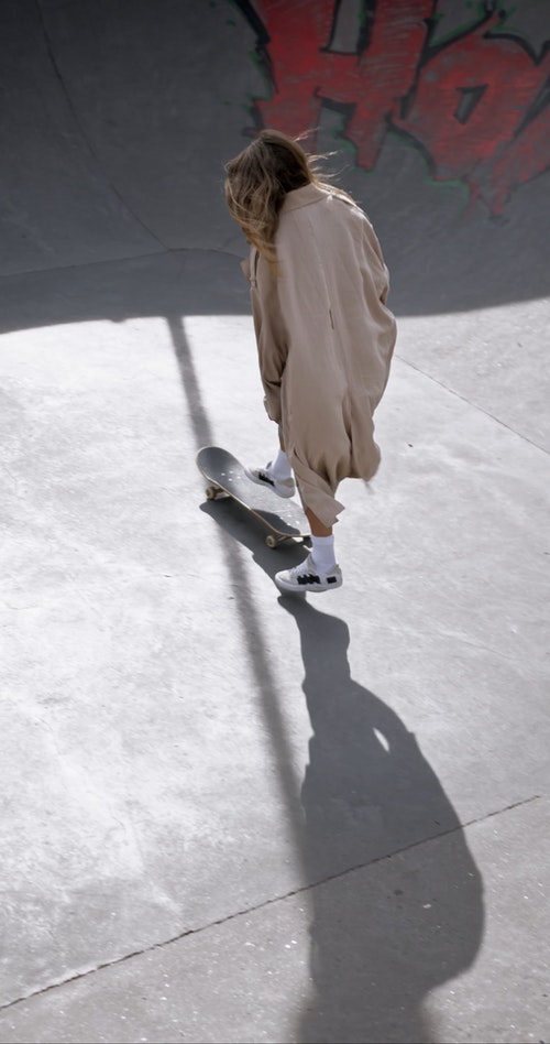 有关垂直拍摄,大衣,女人的免费素材视频