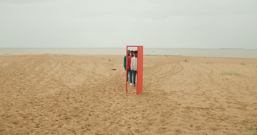 有关人,夹克,海滨的免费素材视频