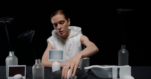 有关人,坐,女人的免费素材视频