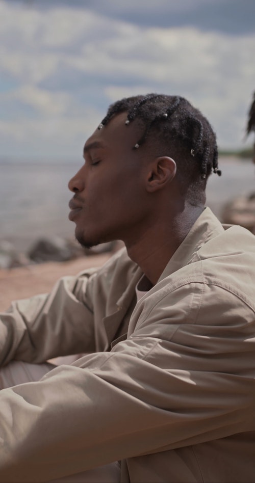 有关人,坐,垂直拍摄的免费素材视频