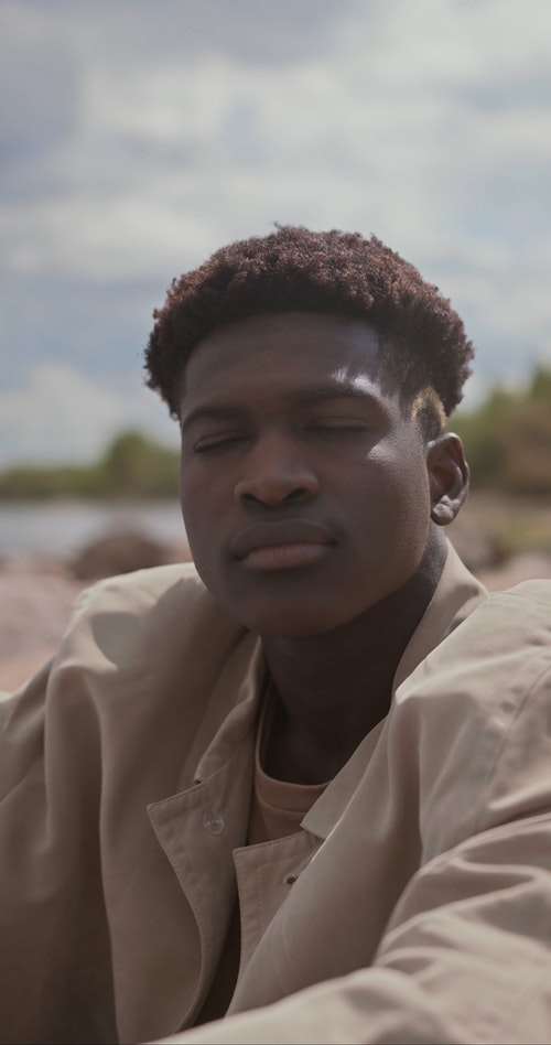 有关人,坐,垂直拍摄的免费素材视频