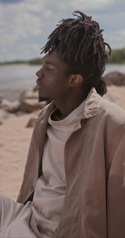 有关人,坐,垂直拍摄的免费素材视频