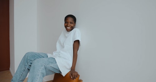 有关人,剃光头,坐的免费素材视频