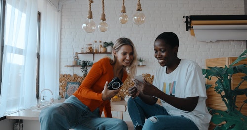 有关图片,在家,坐的免费素材视频