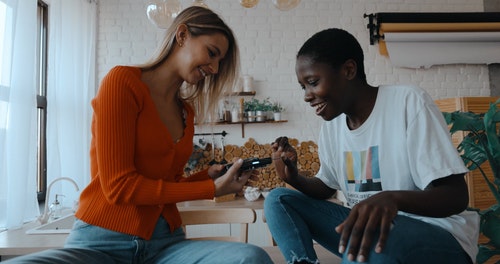 有关图片,在家,坐的免费素材视频