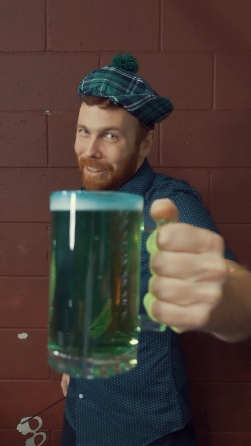有关三葉草, 人, 啤酒的免费素材视频