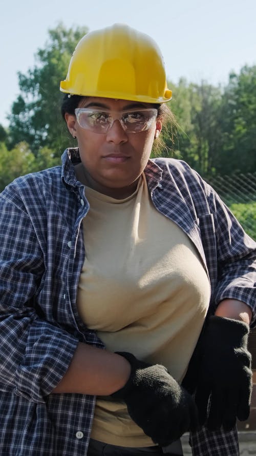 有关嚴肅, 垂直视频, 女人的免费素材视频