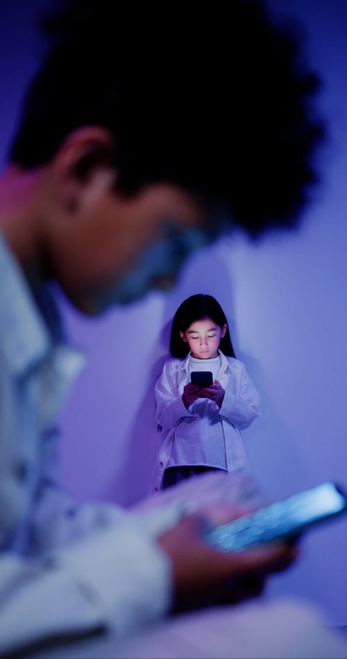 有关垂直视频,女孩,数位设备的免费素材视频