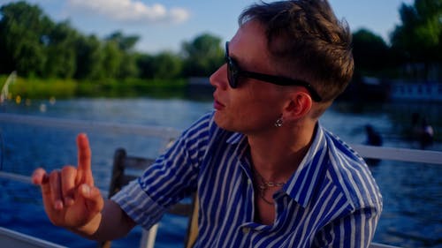 有关人,喝,墨镜的免费素材视频