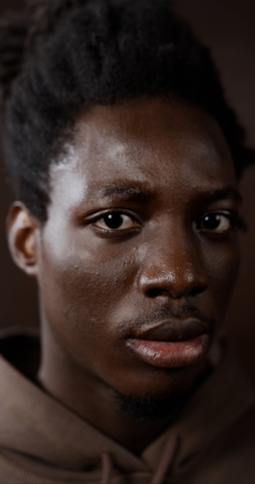 有关人,垂直拍摄,工作室拍摄的免费素材视频