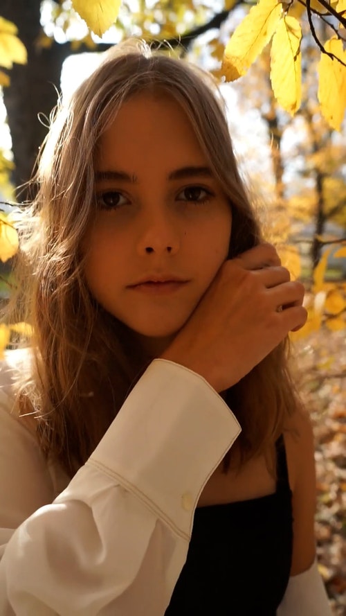 有关分支机构,垂直拍摄,女孩的免费素材视频