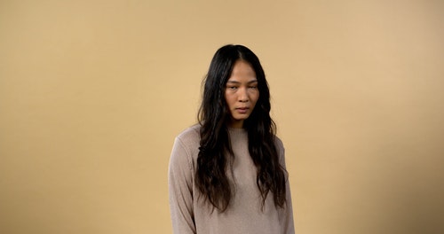 有关女人,工作室拍摄,抚摸头发的免费素材视频