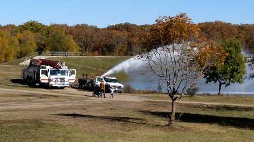 有关卡车,岸边,晴朗的天空的免费素材视频