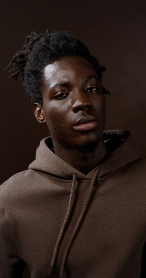 有关人,垂直拍摄,工作室拍摄的免费素材视频