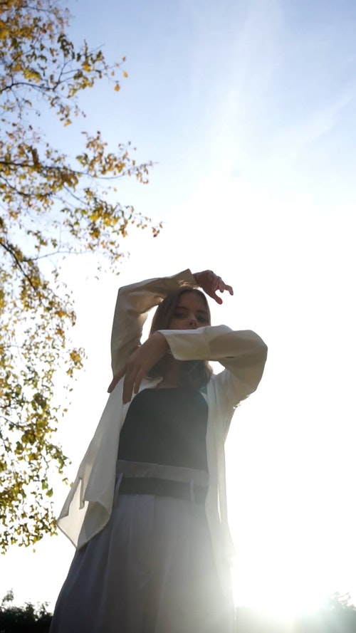 有关低角度视图,垂直拍摄,女孩的免费素材视频