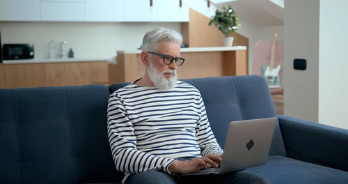 有关人,坐,客厅的免费素材视频